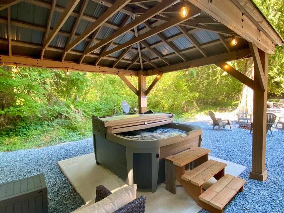 New Modern Cabin! 5mi To Mt Rainier National Park! Hot Tub & Wifi Casa de Férias Ashford