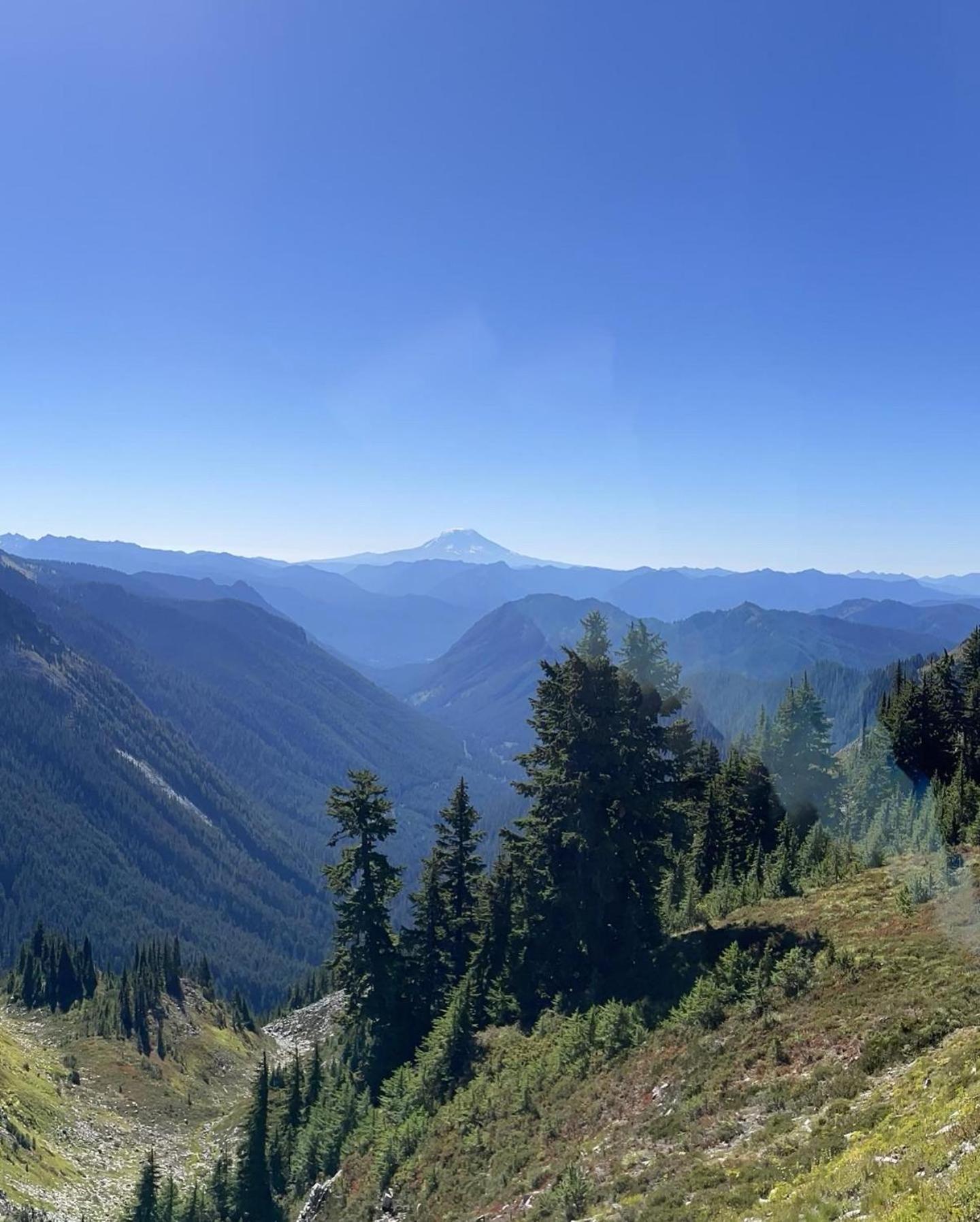 Casa de Férias New Modern Cabin! 5mi To Mt Rainier National Park! Hot Tub & Wifi
