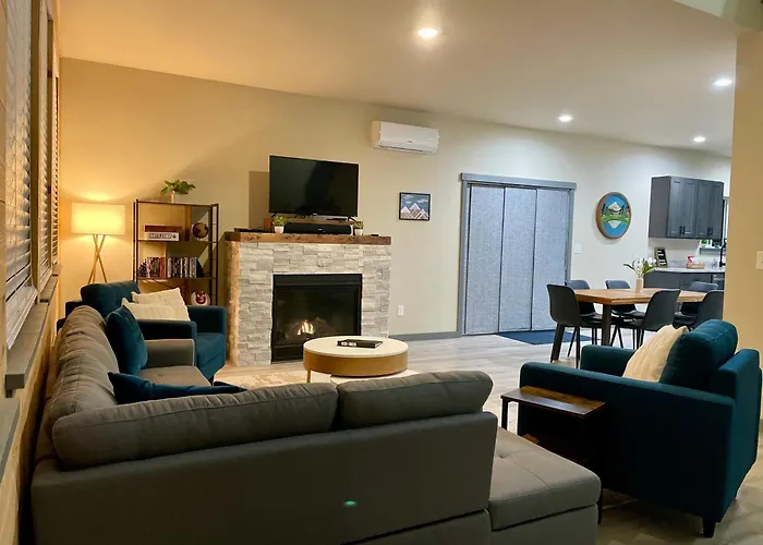 New Modern Cabin! 5Mi To Mt Rainier National Park! Hot Tub & Wifi
