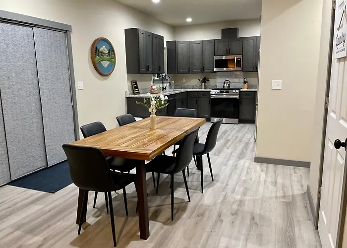 New Modern Cabin! 5Mi To Mt Rainier National Park! Hot Tub & Wifi