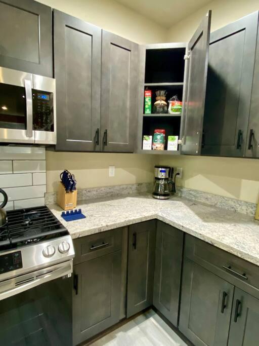 Hébergement de vacances New Modern Cabin! 5mi To Mt Rainier National Park! Hot Tub & Wifi