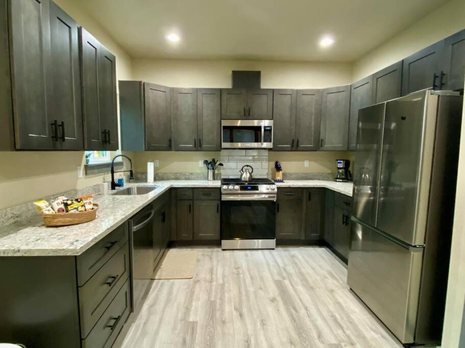 New Modern Cabin! 5mi To Mt Rainier National Park! Hot Tub & Wifi Ashford
