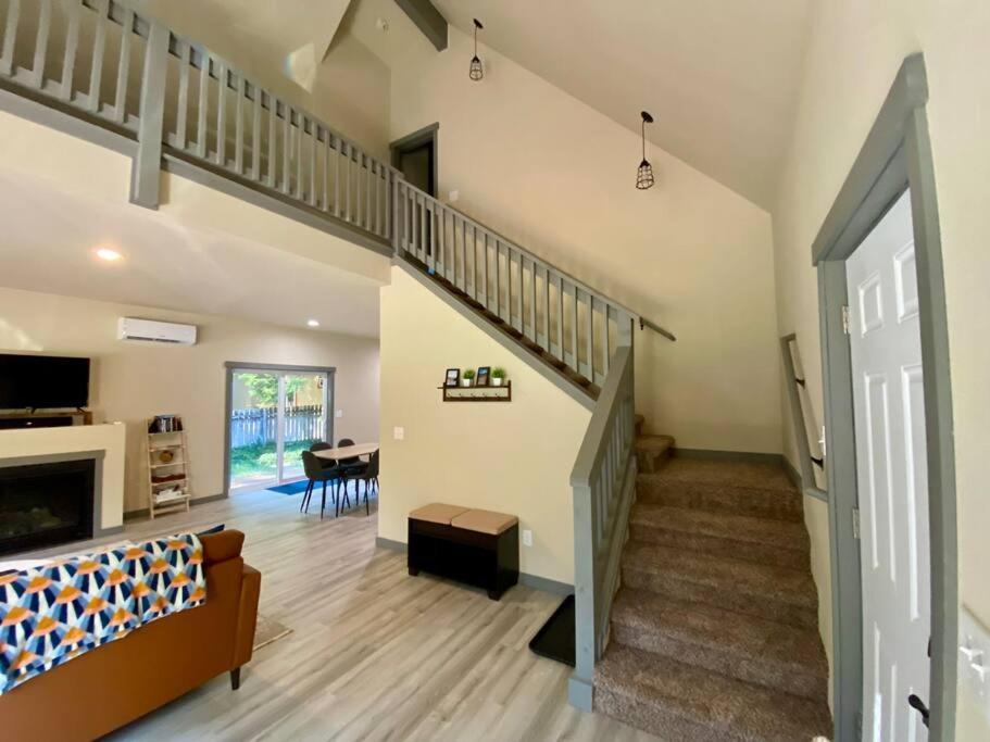 Hébergement de vacances New Modern Cabin! 5mi To Mt Rainier National Park! Hot Tub & Wifi
