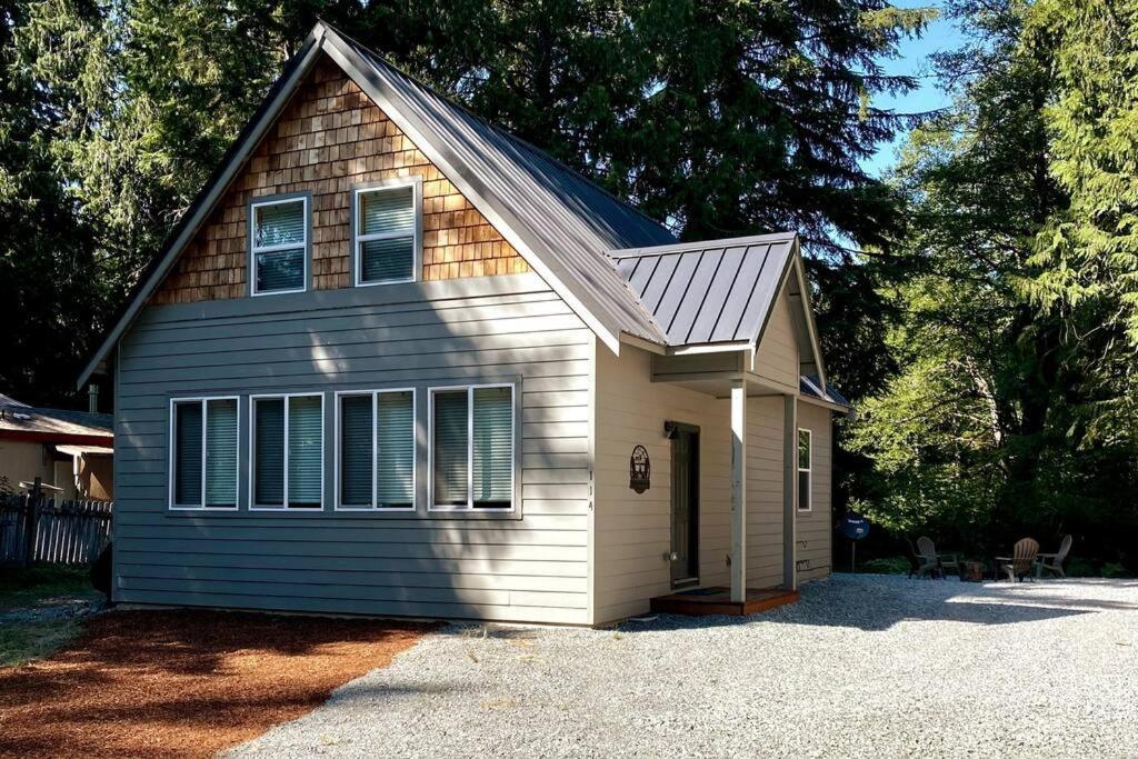 Hébergement de vacances New Modern Cabin! 5mi To Mt Rainier National Park! Hot Tub & Wifi