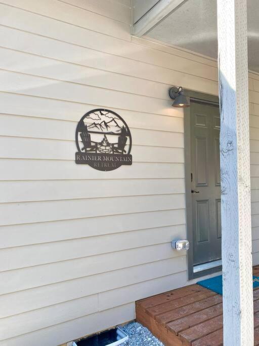 New Modern Cabin! 5mi To Mt Rainier National Park! Hot Tub & Wifi * Ashford