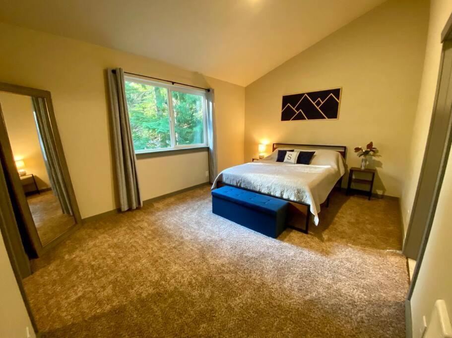 New Modern Cabin! 5mi To Mt Rainier National Park! Hot Tub & Wifi Ashford