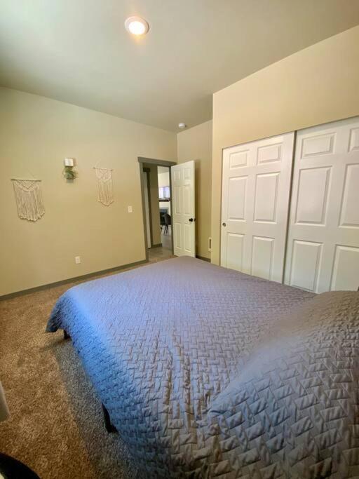 New Modern Cabin! 5mi To Mt Rainier National Park! Hot Tub & Wifi Hébergement de vacances *