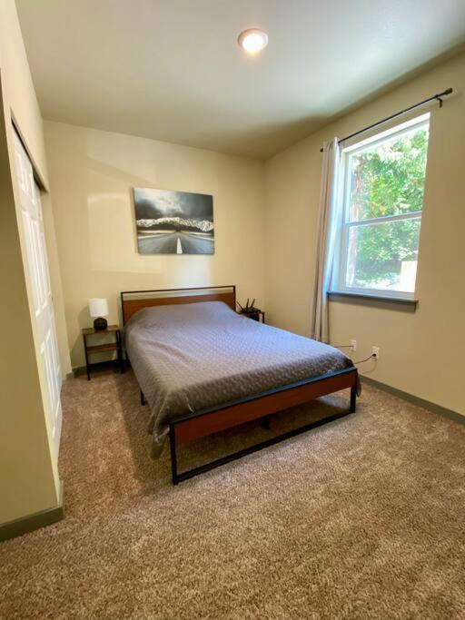 New Modern Cabin! 5mi To Mt Rainier National Park! Hot Tub & Wifi Hébergement de vacances *