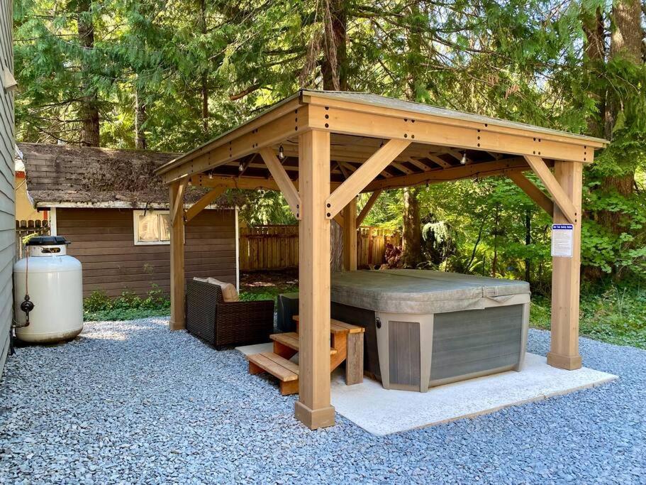 New Modern Cabin! 5mi To Mt Rainier National Park! Hot Tub & Wifi *
