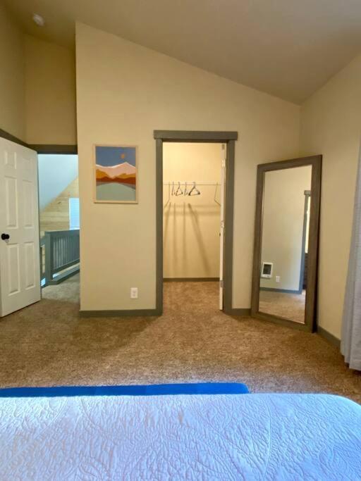 Hébergement de vacances New Modern Cabin! 5mi To Mt Rainier National Park! Hot Tub & Wifi Ashford