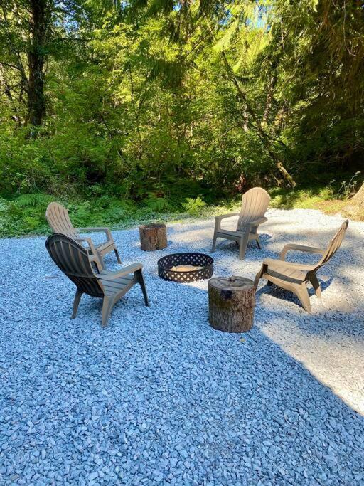 New Modern Cabin! 5mi To Mt Rainier National Park! Hot Tub & Wifi Ashford
