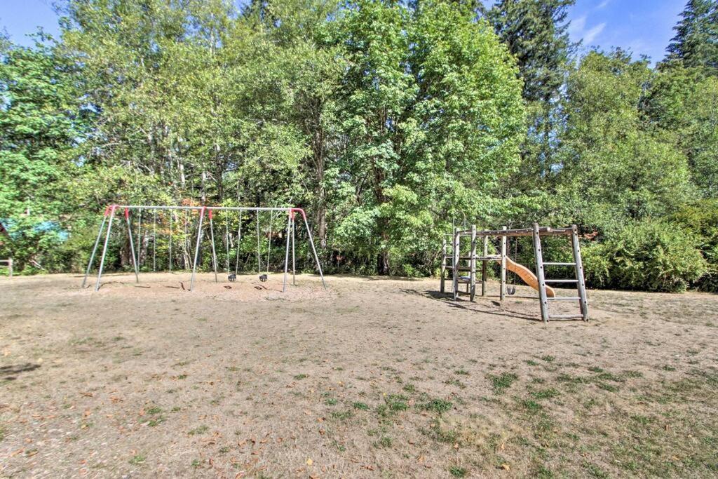 Hébergement de vacances New Modern Cabin! 5mi To Mt Rainier National Park! Hot Tub & Wifi
