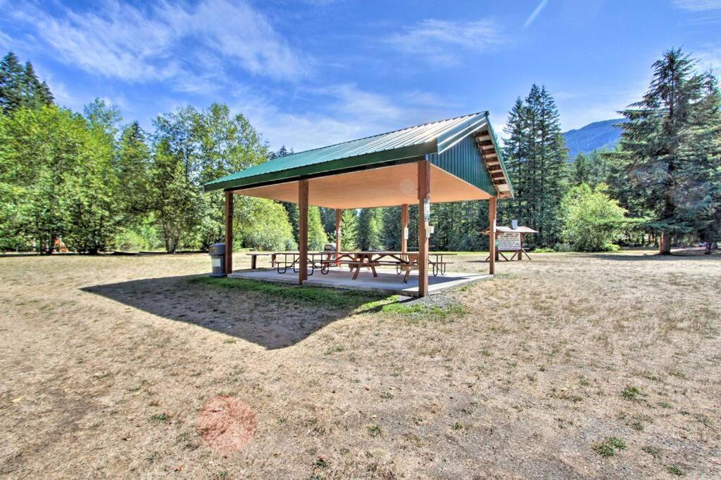 New Modern Cabin! 5mi To Mt Rainier National Park! Hot Tub & Wifi Hébergement de vacances
