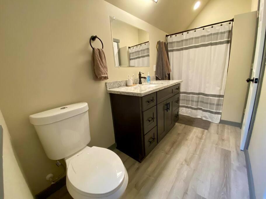 Hébergement de vacances New Modern Cabin! 5mi To Mt Rainier National Park! Hot Tub & Wifi