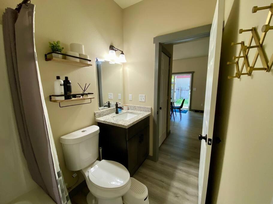 New Modern Cabin! 5mi To Mt Rainier National Park! Hot Tub & Wifi