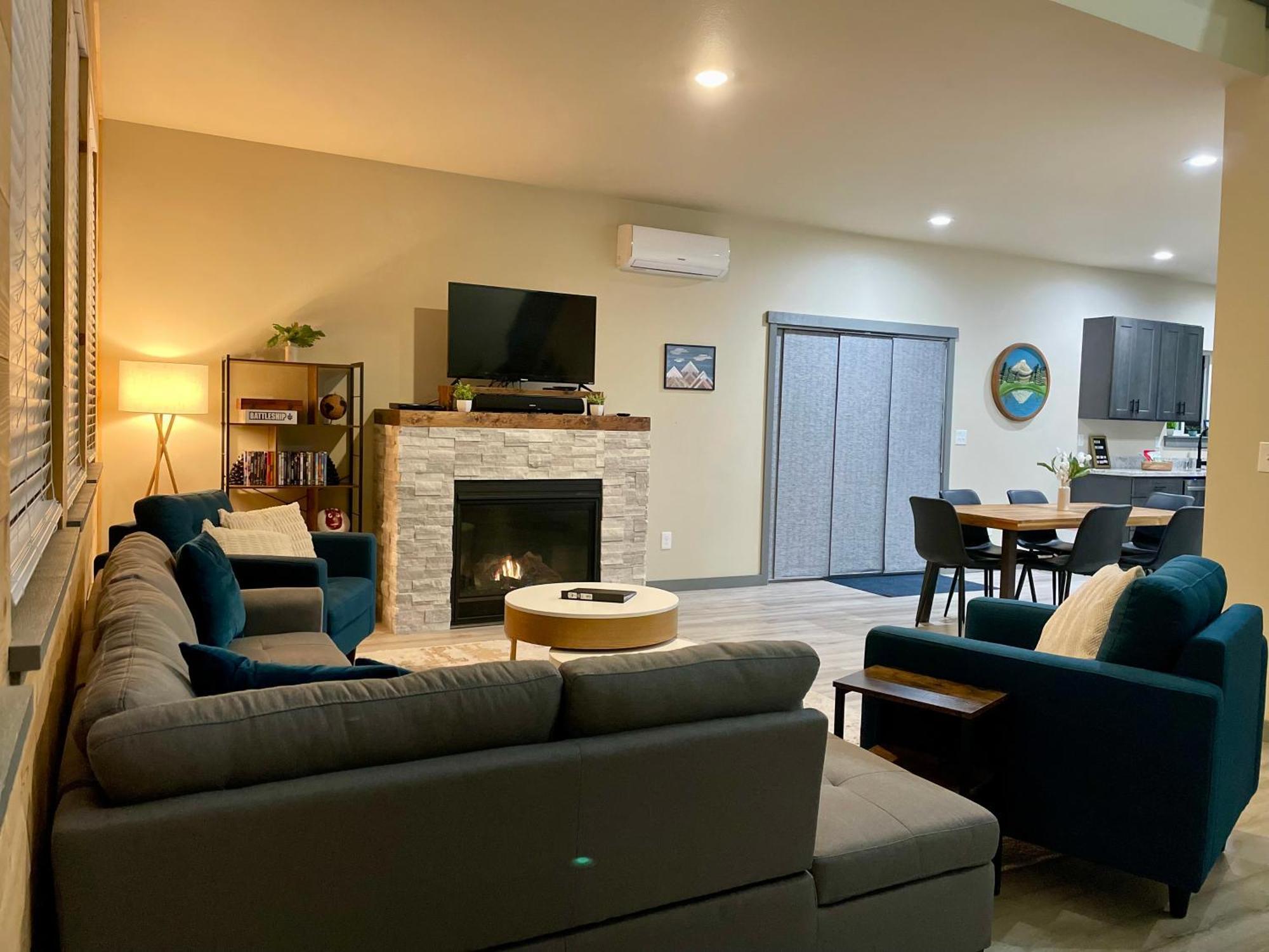 Hébergement de vacances New Modern Cabin! 5mi To Mt Rainier National Park! Hot Tub & Wifi Ashford