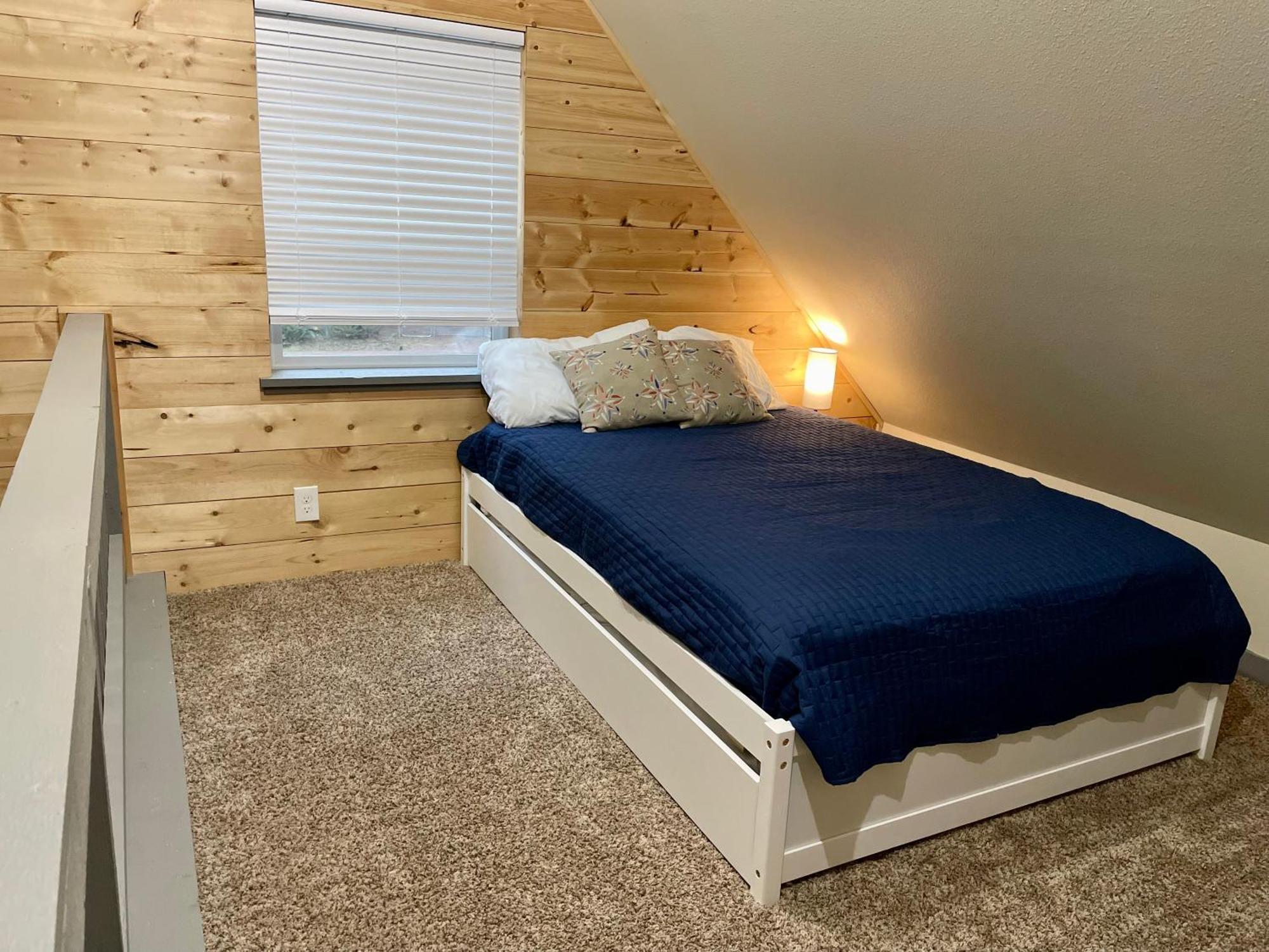 New Modern Cabin! 5mi To Mt Rainier National Park! Hot Tub & Wifi *