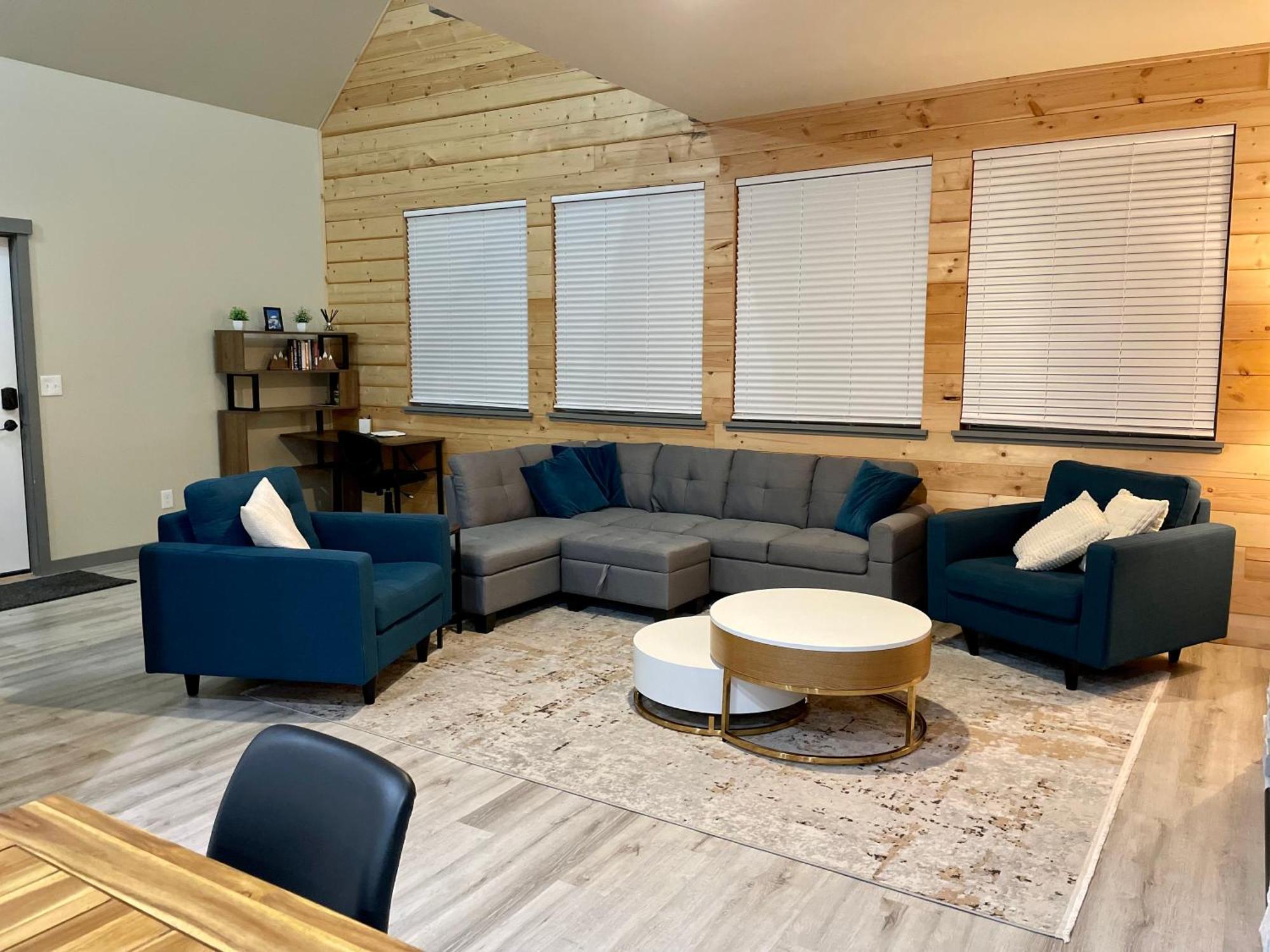 Hébergement de vacances New Modern Cabin! 5mi To Mt Rainier National Park! Hot Tub & Wifi Ashford